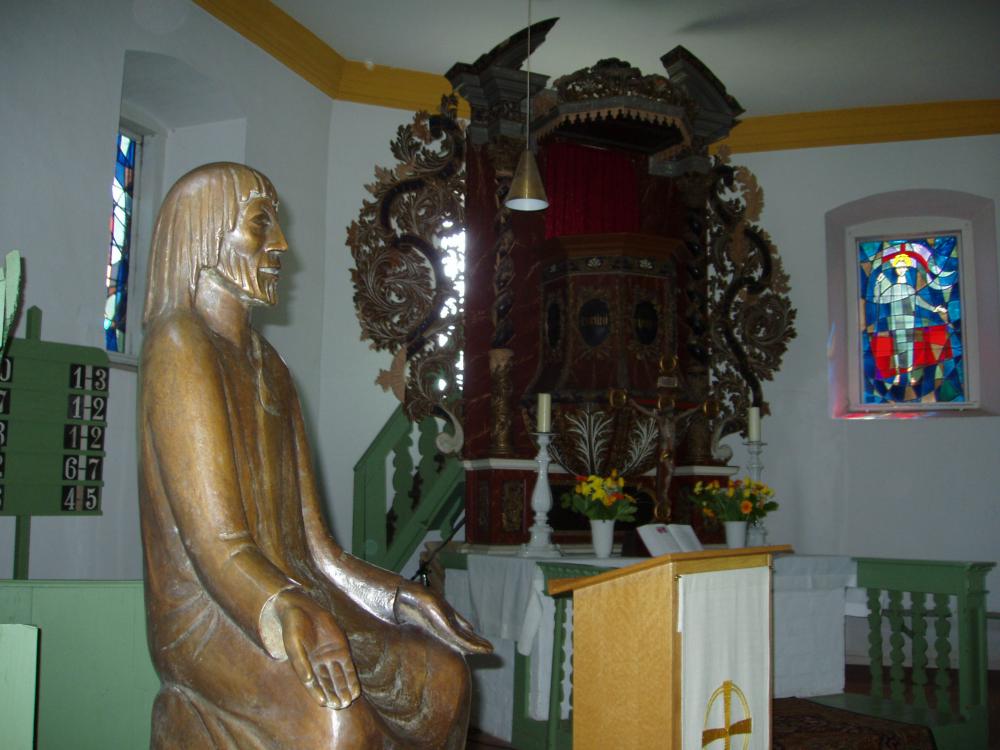 Abb. 7: Der Altar der Kirche mit einer Bronzeplastik von Ernst Barlach im Vordergrund